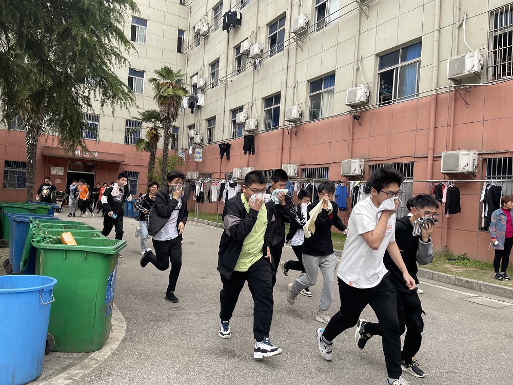 学校开展2021年校园应急避险疏散演练