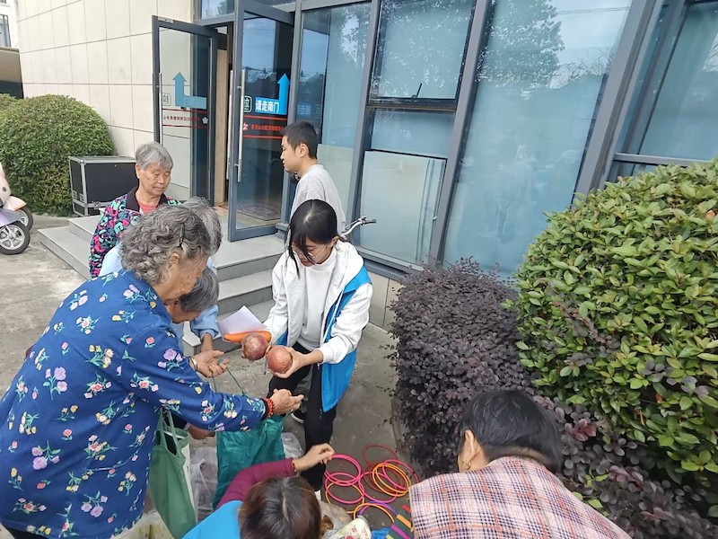 船舶工程学院师生助力青龙山社区重阳敬老活动