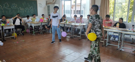 机械工程学院新生班开展中秋节活动