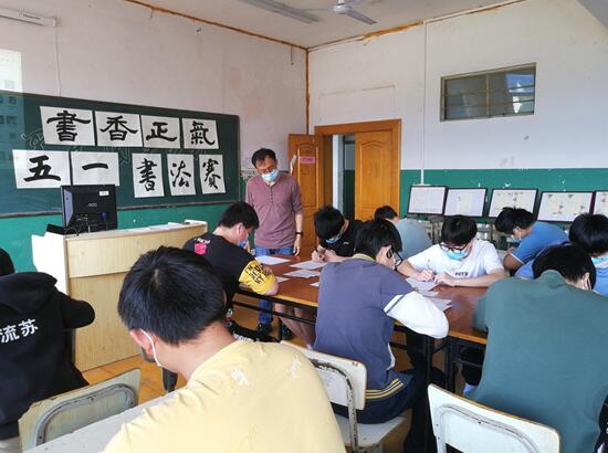 机械工程学院组织“五一”假期留校学生举行书法比赛