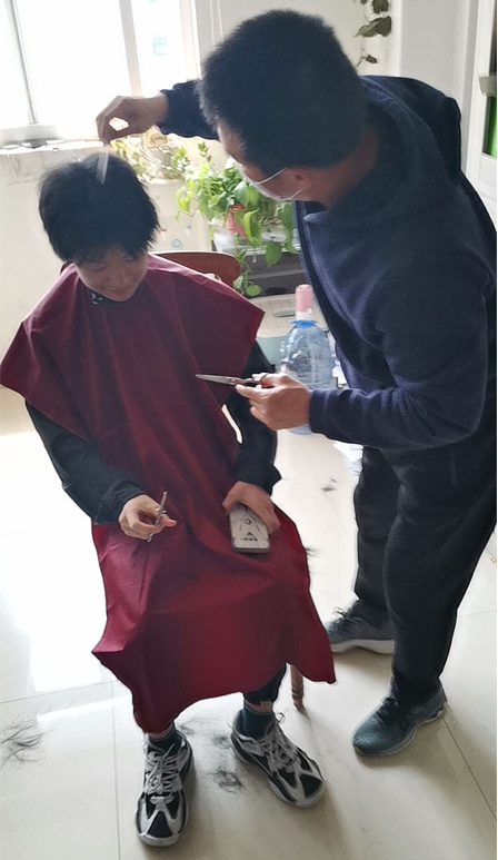 理发入校园,温暖从“头”开始