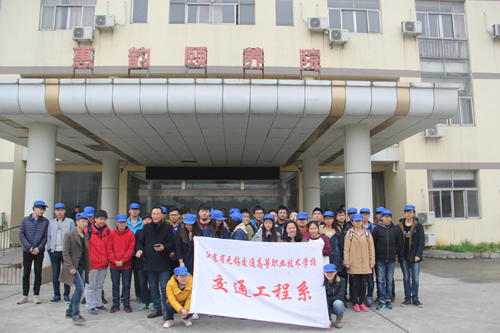 关爱老人、心系社会，积极践行雷锋精神