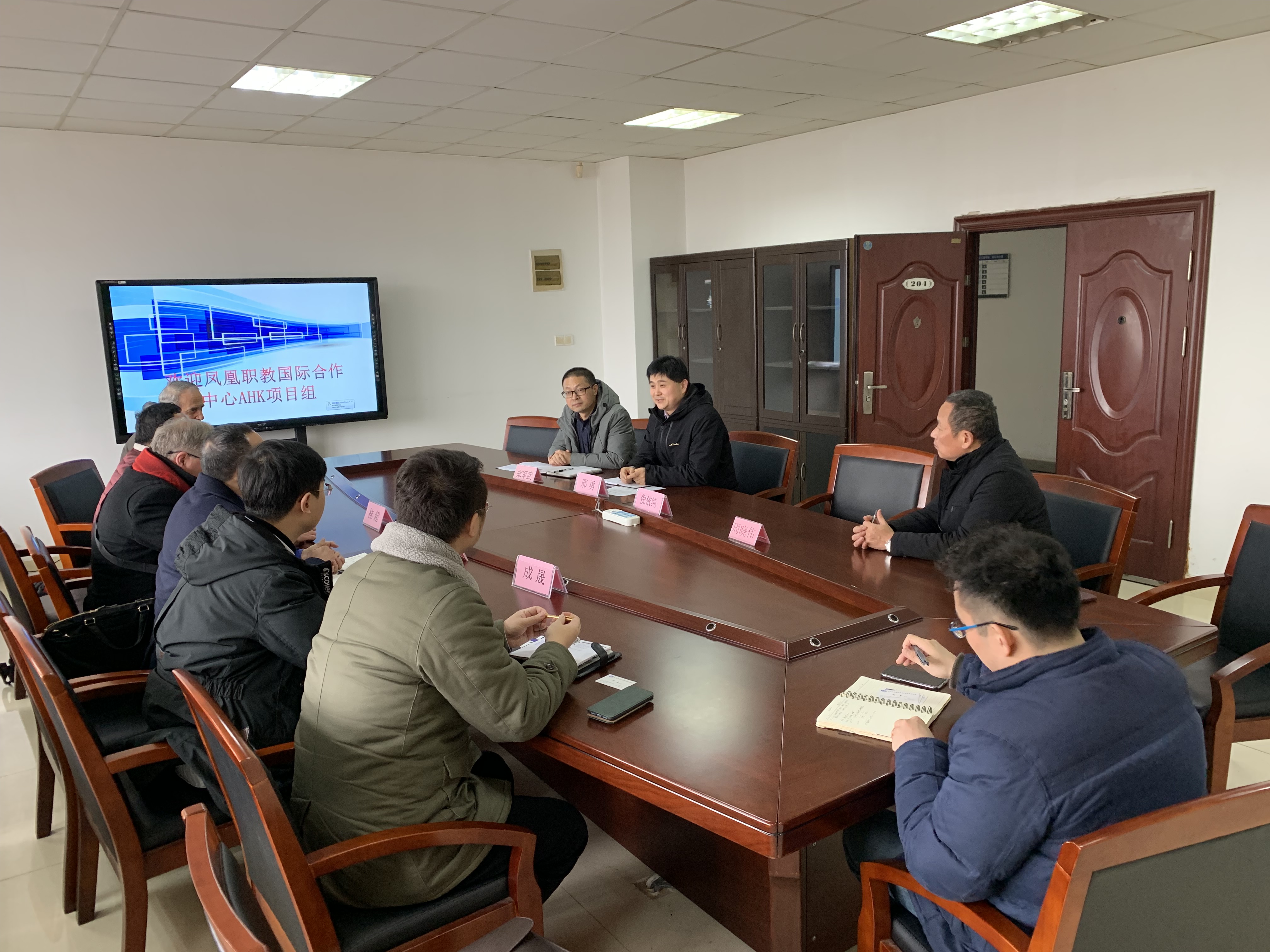 凤凰职教至汽车工程学院洽谈新能源汽车国际合作项目