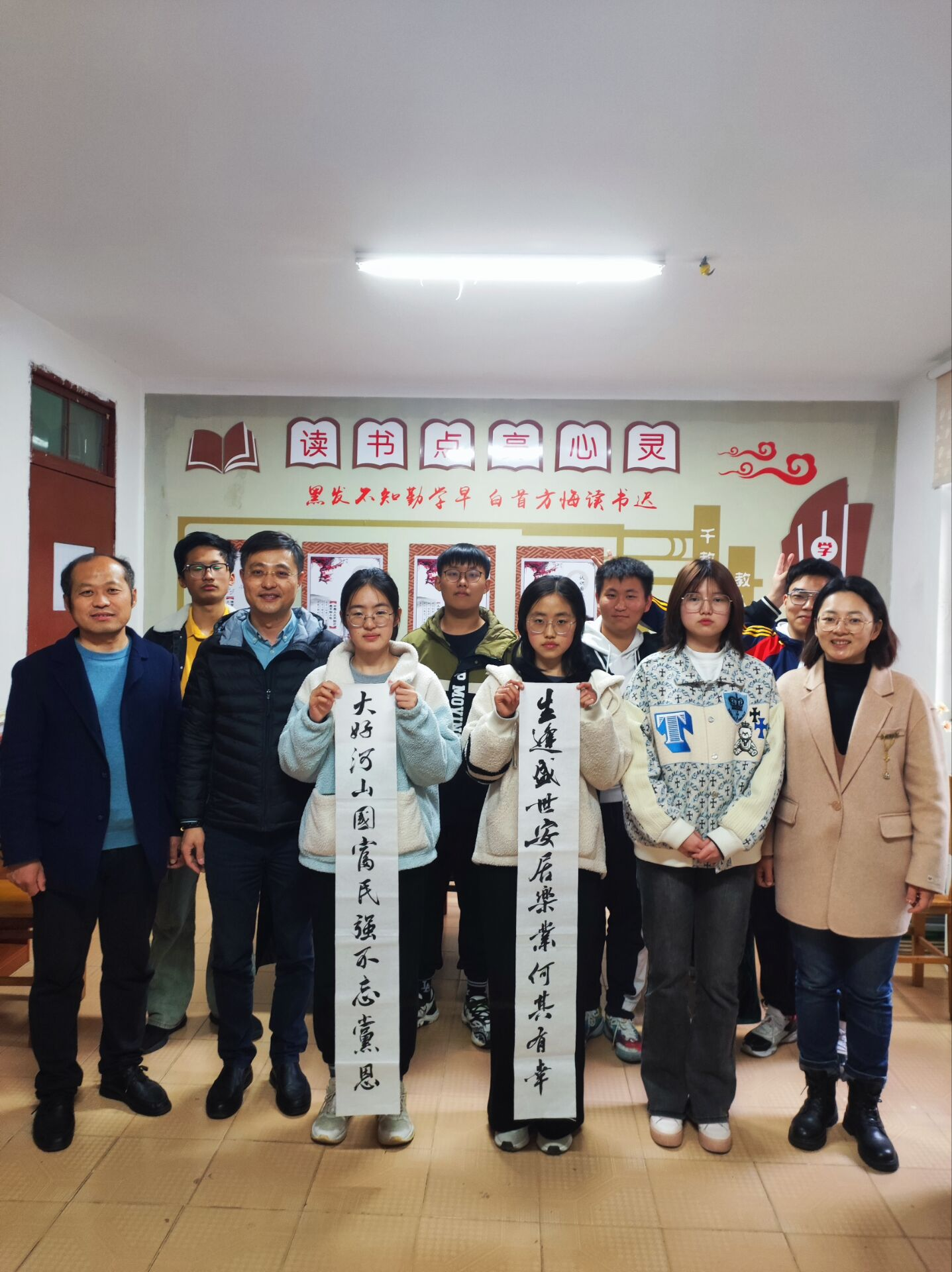 探寻对联书法艺术 弘扬优秀传统文化——翰墨书社与读书会联合开展对联探寻与书法鉴赏活动