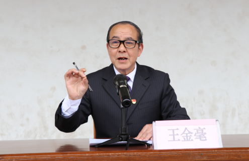 法制相随 安全常伴 :学校召开法制教育大会